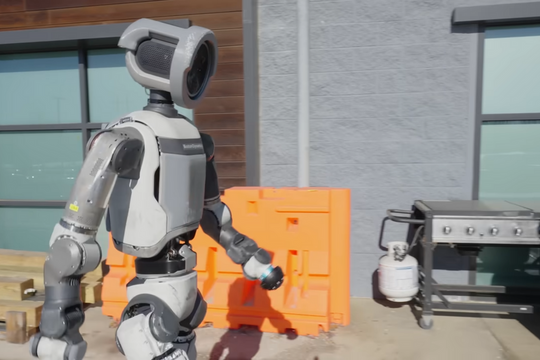 Video: Atlas nhào lộn gây sốt, robot ngã càng được khen