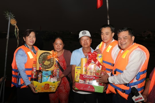 Cần Thơ tặng 400 phần quà Tết cho tiểu thương chợ nổi Cái Răng