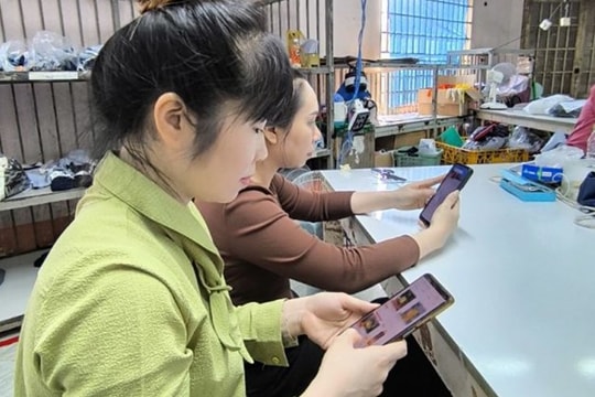 Lời chúc Tết kiểu mới: ‘shop vẫn online’