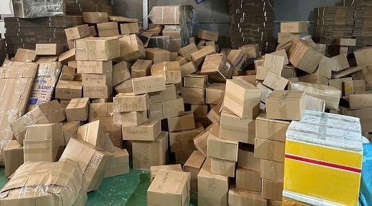 'Nghẽn mạch' chuyển phát nhanh cận Tết: Khi 'hỏa tốc' cũng phải xếp hàng