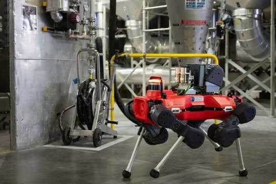 Robot bốn chân chống cháy nổ vào nhà máy làm nhiệm vụ