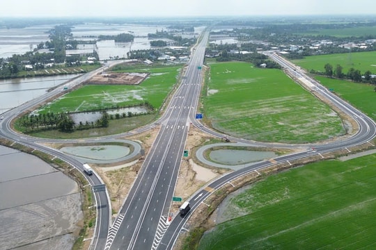 Cao tốc Cần Thơ – Cà Mau ngày xuân: Đi hơn một giờ, thấy cả miền Tây xanh thẳm