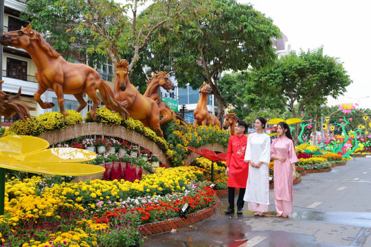 Đường hoa nghệ thuật Cần Thơ Xuân Bính Ngọ mang đậm dấu ấn công nghệ