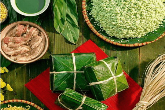 Mẹ con mình cùng luộc bánh chưng, cúng giao thừa qua… 'cam'