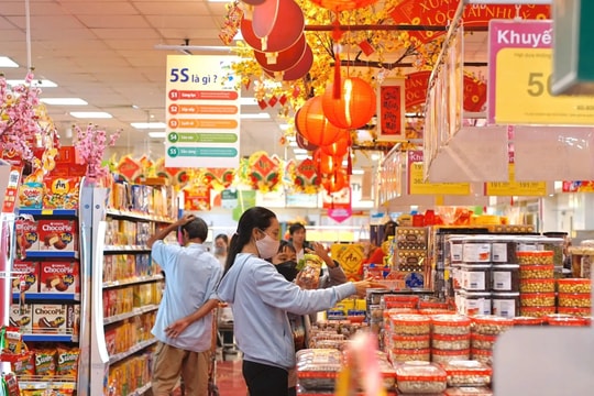 Thị trường Tết 28 tháng Chạp: Thủy sản hết sớm, người mua đông gấp đôi