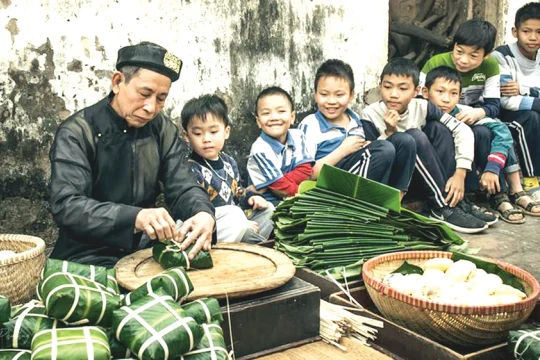 Tết Bính Ngọ - đi giữa thời công nghệ, bỗng nhớ một 'vị Tết xưa'