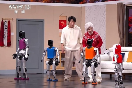 Robot diễn hài, múa kiếm, đấu võ trên sân khấu đêm Giao thừa 2026
