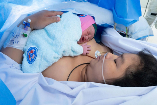 Phút giao thừa nghẹt thở: Tiếng khóc đầu tiên Bính Ngọ 2026 tại TP.HCM