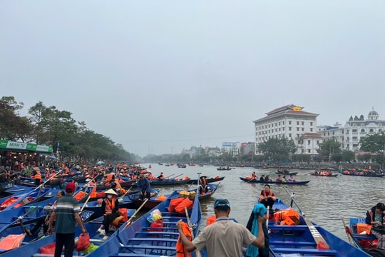 Xuồng điện tại Chùa Hương: Bước tiến 'xanh' hay sự đánh đổi bản sắc di sản?