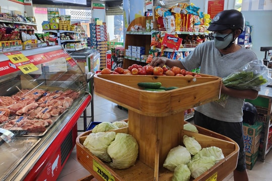 Tết Sài Gòn: Siêu thị khai trương nhưng ít lựa chọn, chợ Bến Thành và quán ăn vỉa hè hút khách