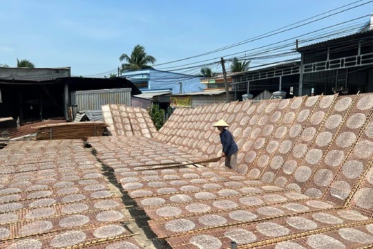 Trăm năm 'giữ lửa' làng nghề bánh tráng Thuận Hưng bên dòng sông Hậu