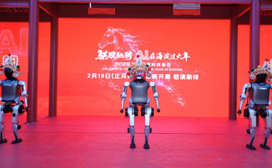 Robot hình người bận rộn dịp Tết Nguyên đán ở Trung Quốc