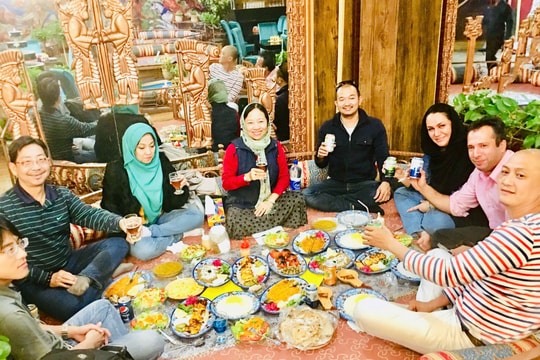 Người Việt 'chơi Tết' ở xứ sở Ba Tư huyền thoại và câu chuyện về hai chậu cúc tím giữa lòng Isfahan