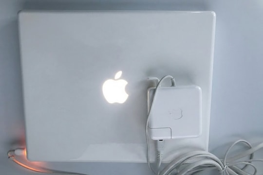 Bất ngờ chiếc iBook G4 21 tuổi vẫn nhận cập nhật