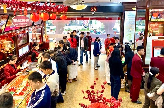 Giá vàng hôm nay 24.2: Dòng người 'rồng rắn' xuyên trưa tìm vàng, mua may mắn hay mua rủi ro?
