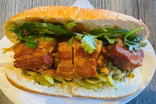 Khám phá tiệm hải sản được nghệ sĩ Việt yêu thích và món bánh mì thịt kho giữa lòng nước Mỹ