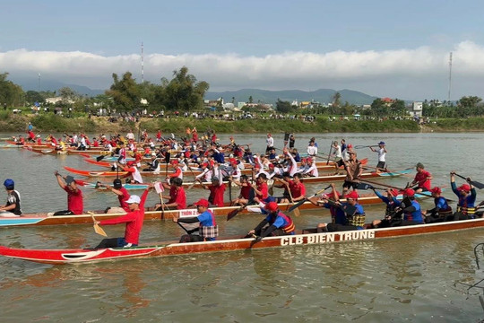 Đà Nẵng: Tên giải 'đua thuyền', thực tế là đua ghe