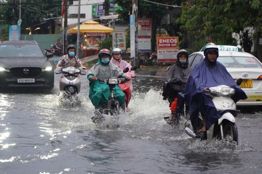 Mưa trái mùa sắp đổ về Nam Bộ, cần đề phòng dông lốc