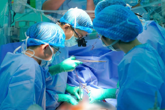 Phép màu đầu Xuân: Ghép tim người chết não cứu bé trai 11 tuổi