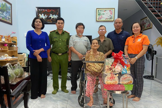 Lực lượng công an mang lại bình yên trong dịp Tết Bính ngọ 2026