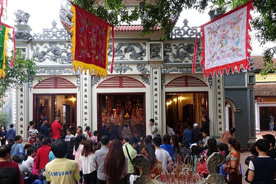 Lòng thành tại tâm, khói vàng mã thưa dần ở đền chùa
