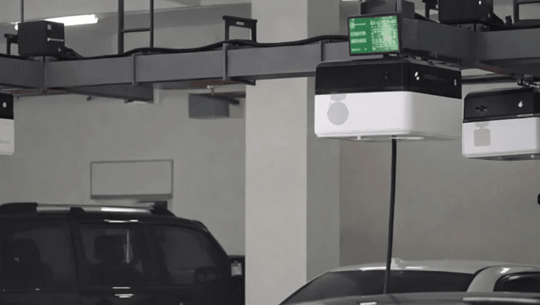 Độc đáo robot sạc xe điện chạy trên trần nhà