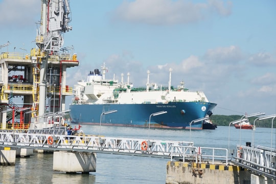 Việt Nam chỉ có một hợp đồng LNG dài hạn với Shell, rủi ro giá bán LNG tăng mạnh ?