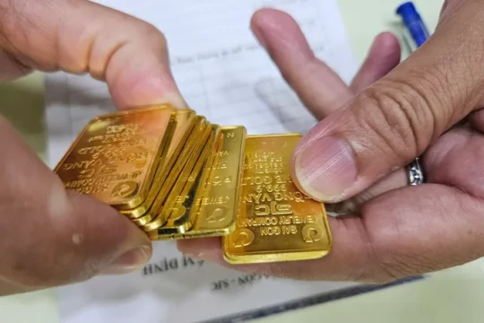 Giá vàng hôm nay 8.3: Sáng đi chợ chiều mất lãi, vàng tăng mạnh người mua 'run tay'