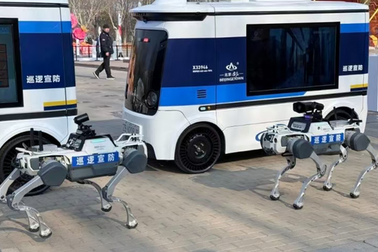 Robot cảnh sát 'bốn chân' có mặt khắp nơi trên đường phố ở Trung Quốc