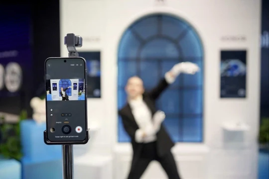 Smartphone AI độc lạ bị giảm sức hút vì xung đột ở Trung Đông và thiếu hụt bộ nhớ