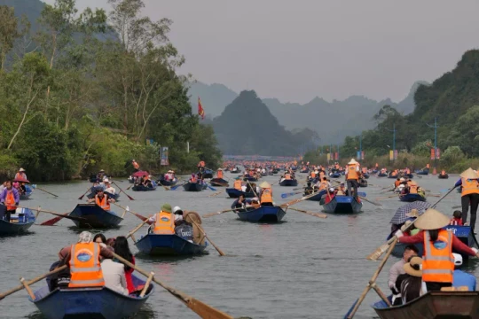 Xuồng máy điện thay đò, suối Yến có nên bê tông hóa?