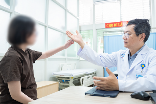 Liệt sau 1 đêm: Thiếu nữ hồi phục 'không tưởng' sau mổ não