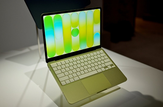 Mẫu Macbook giá rẻ của Apple chậm đến tay người dùng