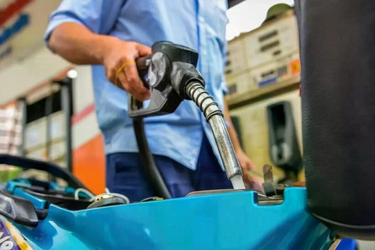 Cử tri TP.HCM lo giá xăng, gas tăng cao