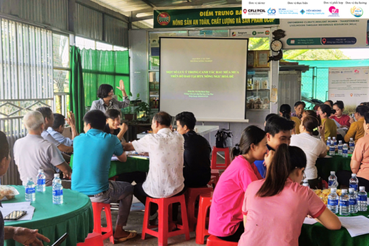 Viện Mekong tập huấn nông dân vùng mặn livestream bán tôm, trồng rau trên bờ vuông