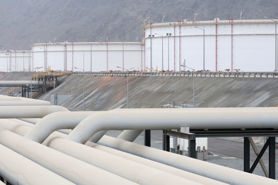 Nỗ lực xuyên sa mạc để thoát eo biển Hormuz của người Ả Rập