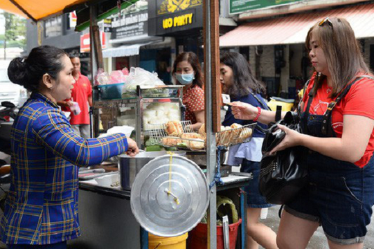 Khi ổ bánh mì thành “hiện trường”: Cuộc truy tìm thủ phạm ngộ độc giữa mê cung ẩm thực TP.HCM