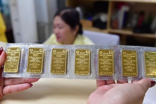Giá vàng hôm nay 15.3: SJC sụt hố, nhà đầu tư 'vỡ mộng' lãi đậm sau một đêm