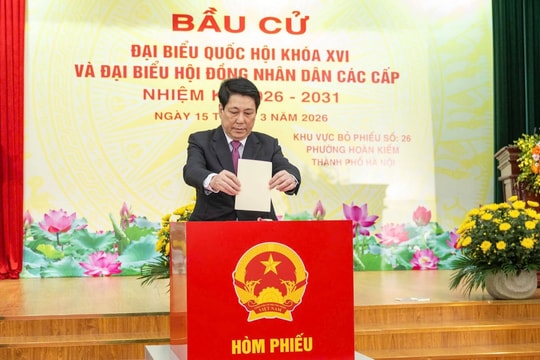 Các đồng chí lãnh đạo Đảng, Nhà nước thực hiện quyền cử tri