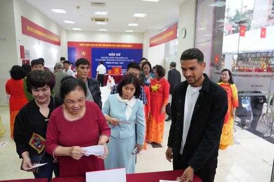 Các cầu thủ nhập tịch hăng hái tham gia bỏ phiếu bầu cử