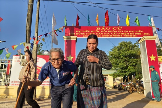 Điểm bầu cử vùng đồng bào dân tộc thiểu số Đồng Nai trưng bày sản vật địa phương