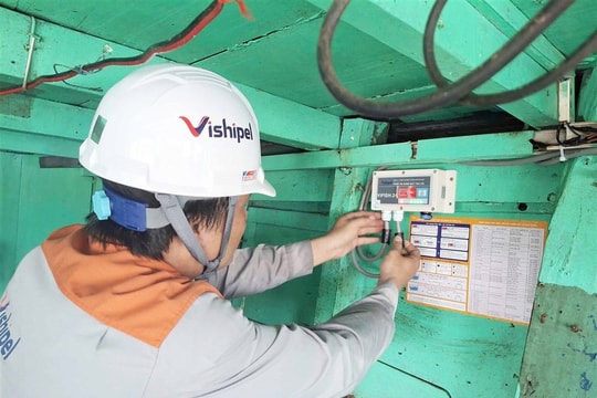 Cà Mau hỗ trợ thiết bị giám sát hành trình tàu cá, gỡ khó cho ngư dân