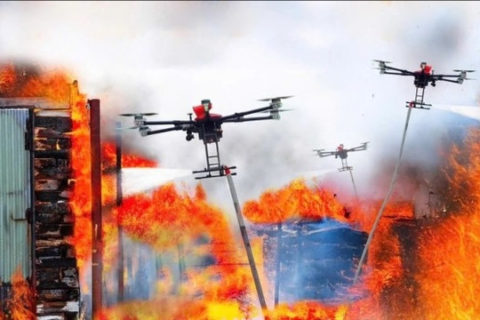Phi đội UAV Fire Swarm: Giải pháp cho bài toán chữa cháy hẻm sâu