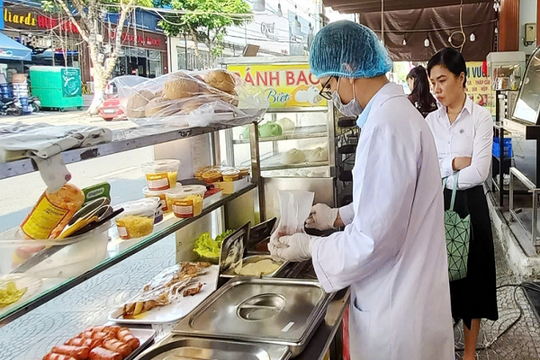 Chỉ sau vài giờ: Món ăn thành ‘ổ vi khuẩn’ mùa nóng