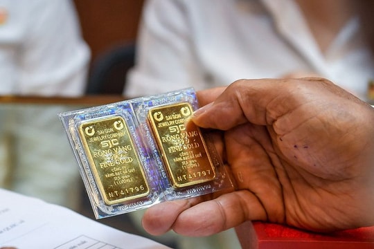 Giá vàng hôm nay 20.3: SJC 'đổ đèo' 5 triệu, 'bốc hơi' bằng cả tháng lương