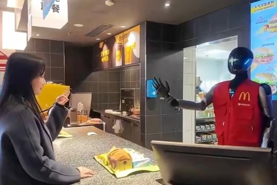 McDonald’s thử nghiệm robot hình người phục vụ khách tại Trung Quốc