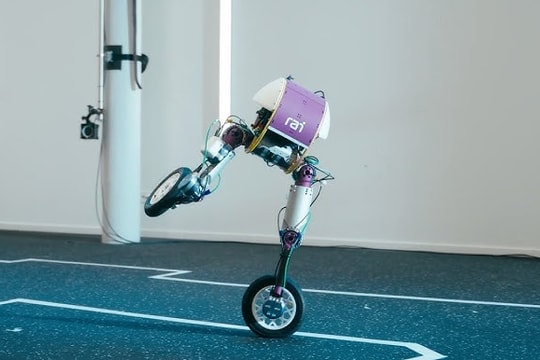 Robot Roadrunner gây chú ý với khả năng di chuyển vượt trội, thách thức robot hình người