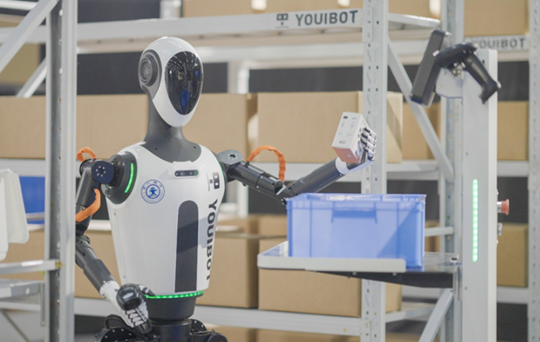 Robot hình người đảm nhận công việc bán dẫn độ chính xác cao