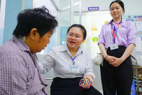 'Bóng áo xanh' không dao mổ, không đơn thuốc, cứu hàng nghìn người
