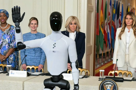 Robot hình người xuất hiện tại Nhà Trắng cùng Đệ nhất phu nhân Mỹ